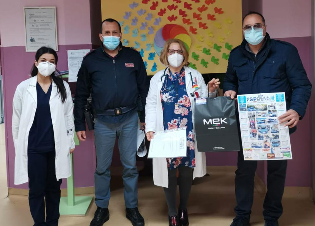 Epifania, poliziotti Fsp portano doni a bimbi dell'ospedale di Lamezia 