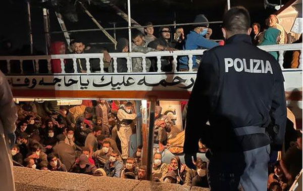 Nuovo maxisbarco di migranti a Crotone, arrivati in 456 