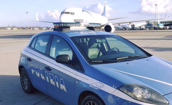 Lamezia, tentano l'imbarco per Londra con passaporti falsi: altri due arresti della Polizia all'aeroporto
