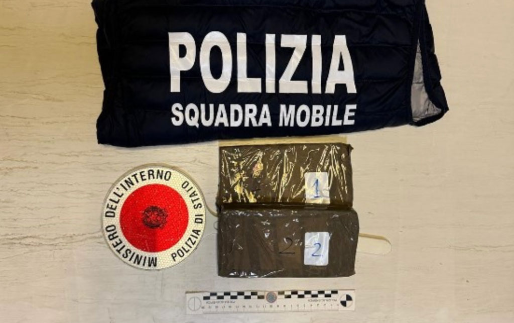 In auto con moglie, figli e un chilo di eroina a Crotone, arrestata coppia