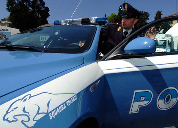 Donna ruba PlayStation in centro commerciale a Rende, arrestata