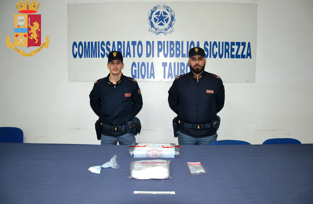 Lamezia, agente di polizia penitenziaria sorpreso in auto con cocaina: arrestato nel reggino