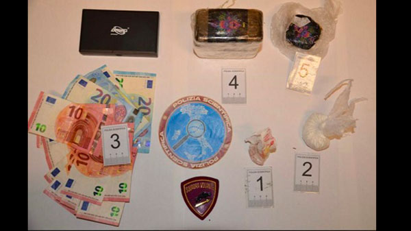 Trovato con hashish e cocaina in casa, 26enne arrestato a Catanzaro