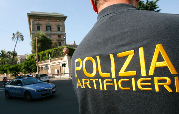 Sequestrati 170 kg di botti illegali a Crotone, denunciato titolare negozio