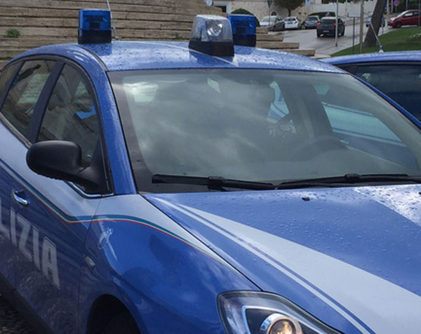 Sorpresi mentre tentano di rubare un'auto, due arresti a Catanzaro