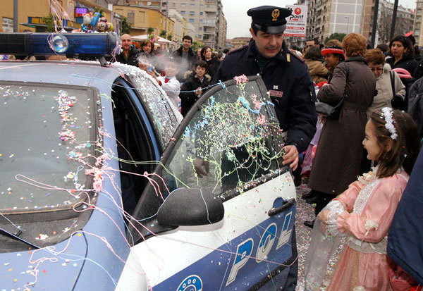 Difende amica vittima di uno scherzo di carnevale e viene pestato, denunciati 5 minori a Cosenza