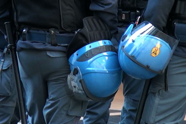 Coisp Calabria: agenti polizia con caschi deteriorati