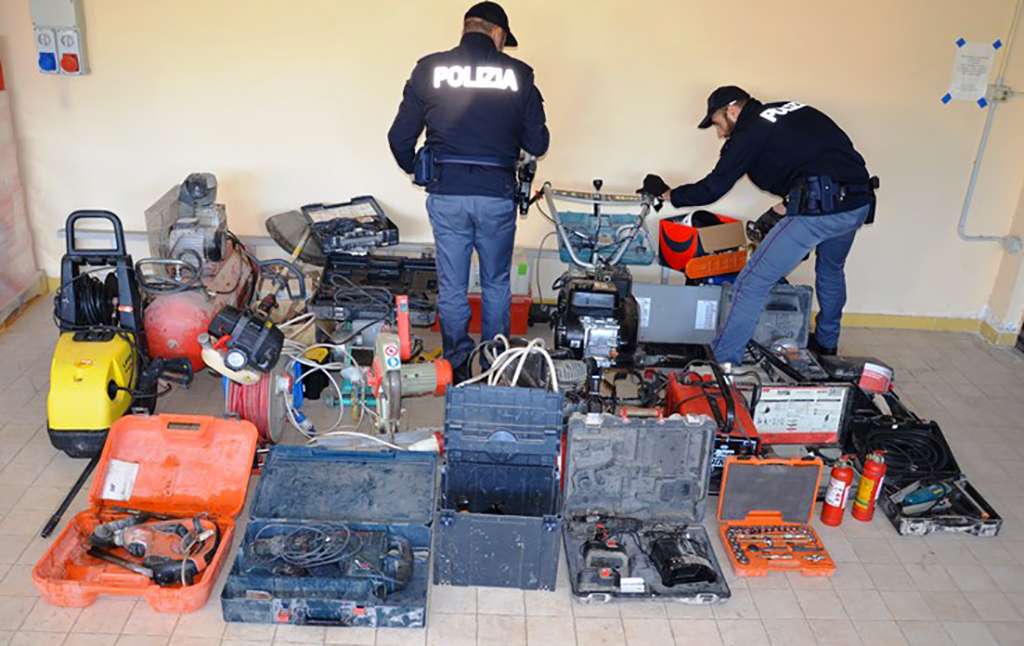 Polizia trova attrezzature rubate a Catanzaro, restituite al legittimo proprietario 