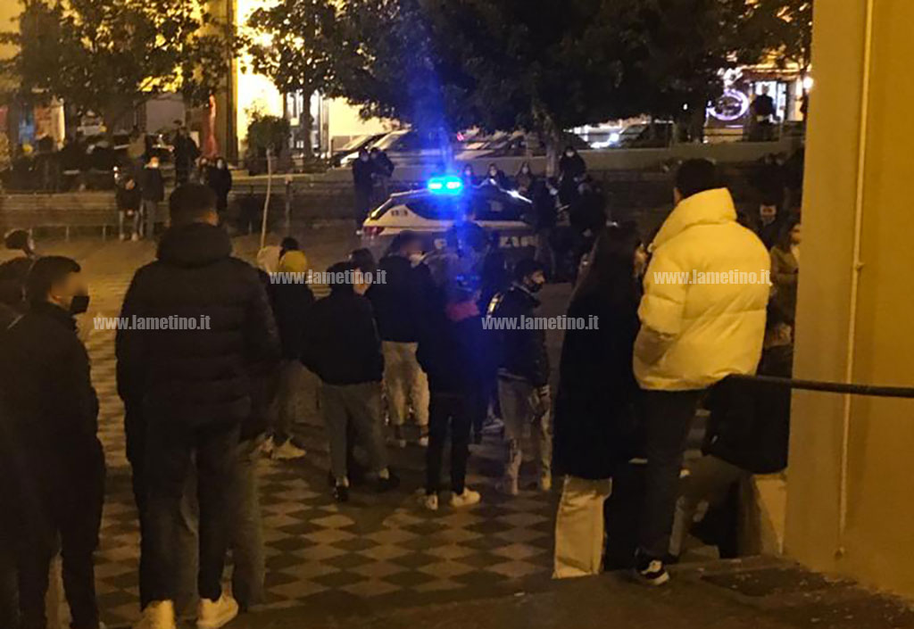 Lamezia, controlli anti-assembramento della polizia nella zona della movida