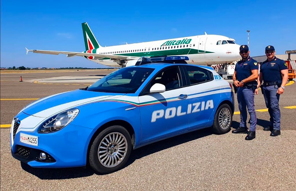 Parcheggia auto all'aeroporto di Lamezia usando pass disabili falso, denunciato 52enne