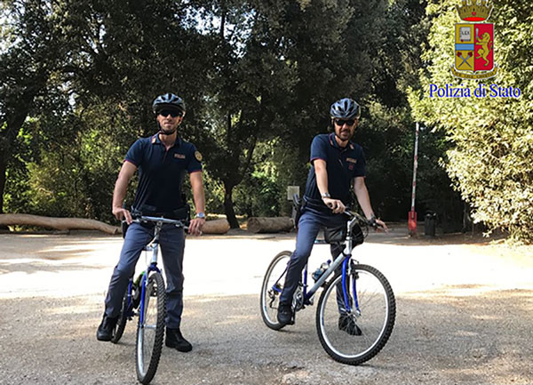 In motorino contromano e senza patente a Cosenza, polizia lo insegue in bici