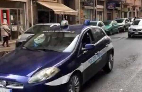 Vigili urbani di Cosenza aiutano senzatetto e le donano sacco a pelo: encomio del Sindaco
