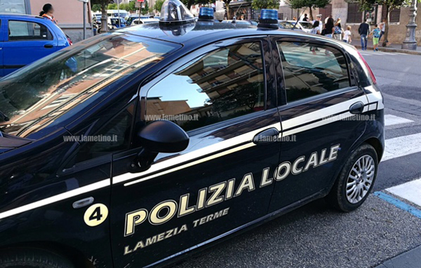 Lamezia: minaccia e oltraggia agenti Polizia locale dopo multa, denunciato 62enne