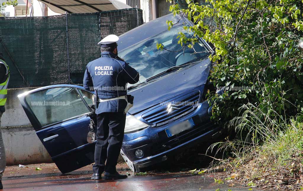 Lamezia, auto esce di strada e finisce contro muretto: ferita giovane