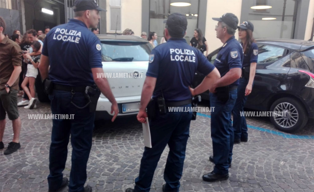 polizia-locale-protesta-teatro.jpg
