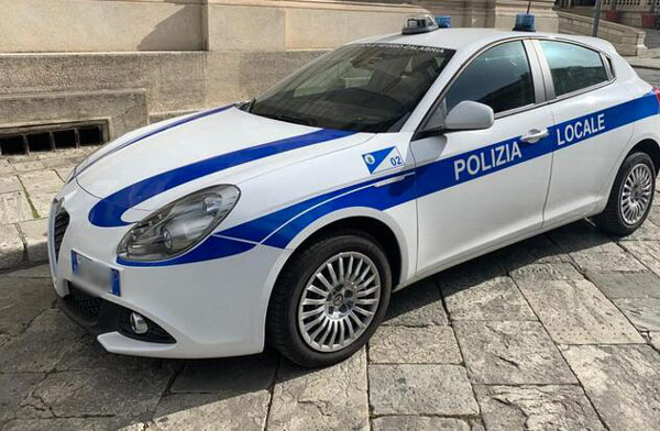 Agente di Polizia locale aggredita e minacciata a Reggio dopo una multa per sosta irregolare