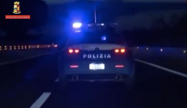 polizia-notte-dietro.jpg