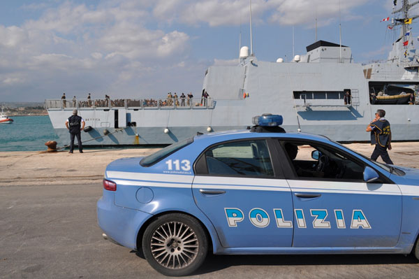 Calabria: Fermati tre scafisti dei 1.593 immigrati sbarcati a Reggio