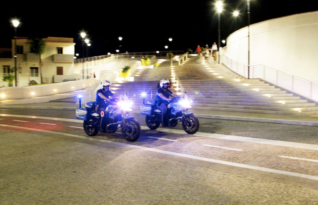 Cade in terreno rompendosi la gamba ma non riesce a spiegare dove si trova, ritrovato da Polizia a Reggio