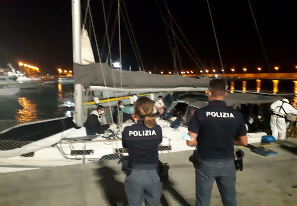 Altri due sbarchi nel Crotonese, tra i migranti anche famiglie afgane