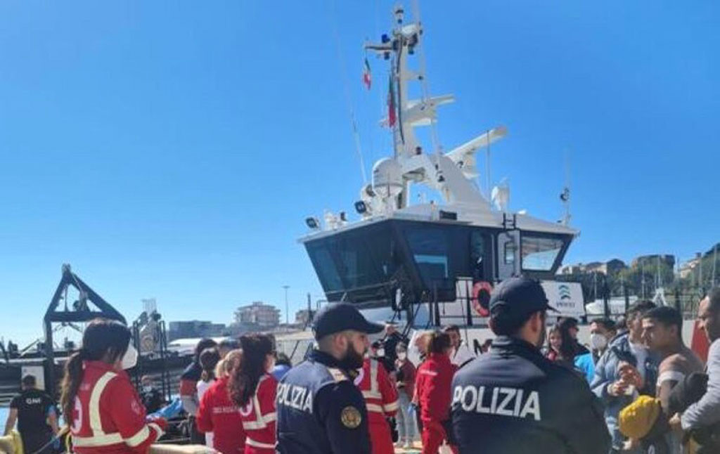 Migranti in barca a vela dalla Turchia alla Calabria, fermati presunti scafisti dopo sbarco a Crotone 