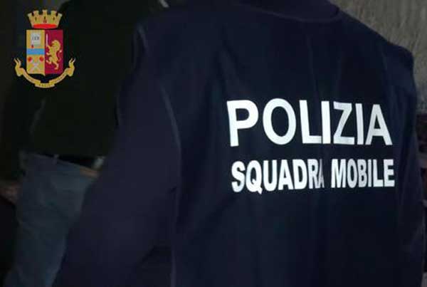 In casa aveva polvere pirica e una spada katana: arrestato a Cosenza