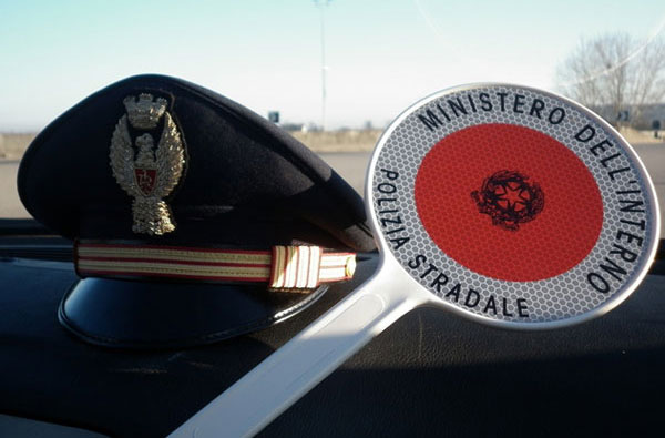 Positivo ad alcol e droghe provoca incidente su A2, denunciato 43enne