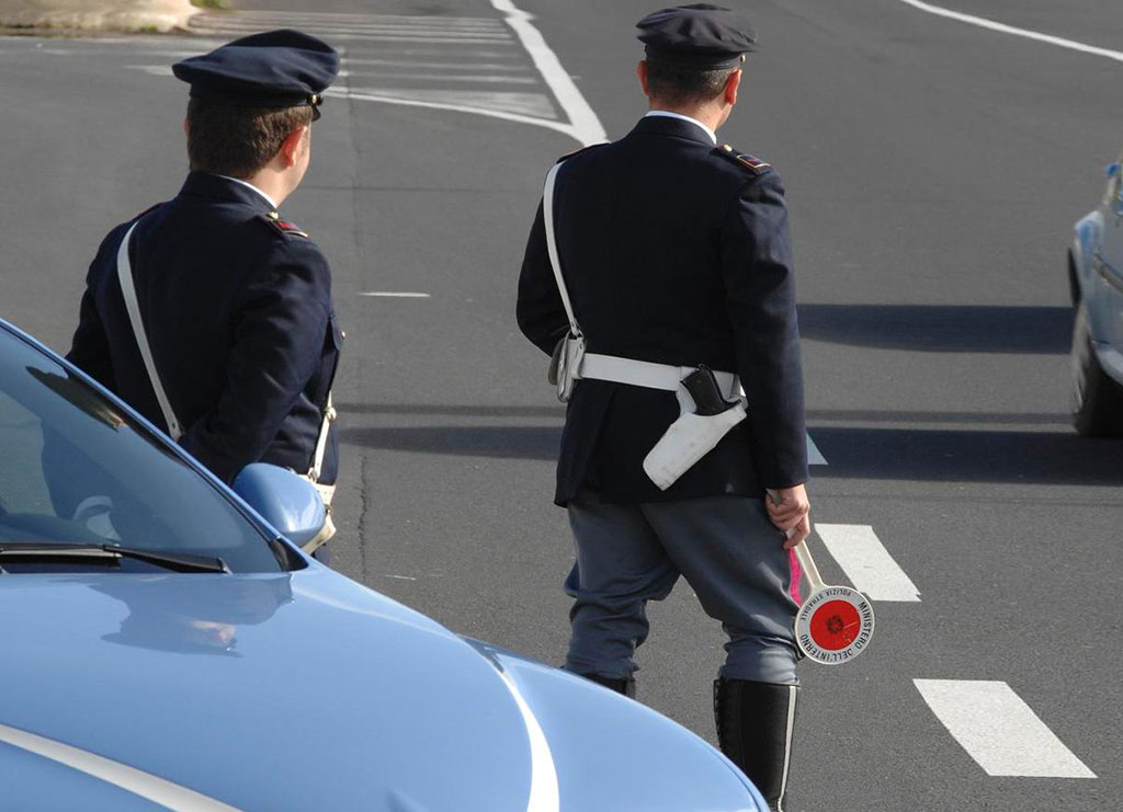 A 250 km/h su auto rubata, bloccati dopo inseguimento su A3 quattro serbi