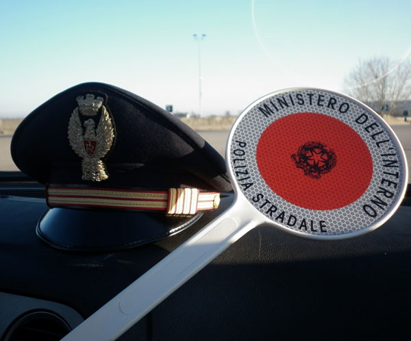 polizia-stradale-paletta-e-cappello_43096_5ae09.jpg