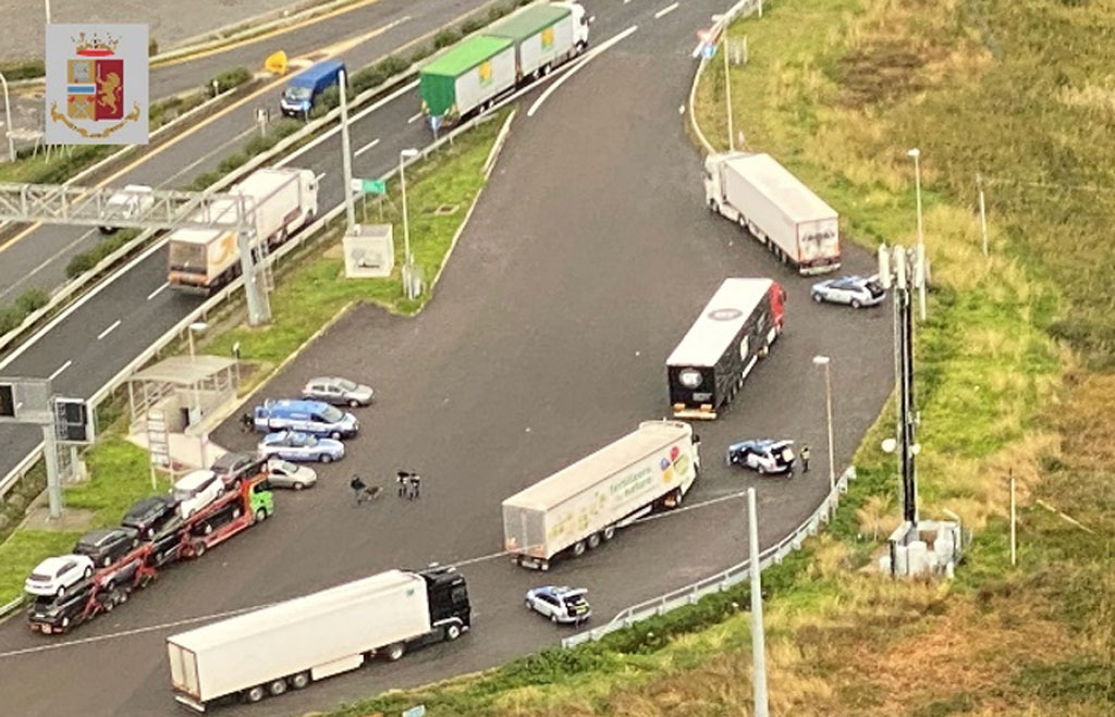 Operazione europea "Truck & Bus" della Polizia Stradale, sanzionati 175 veicoli commerciali e autobus in Calabria