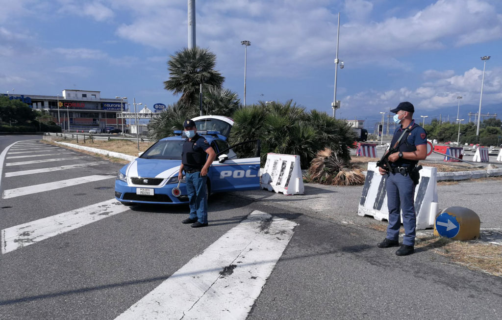 Aggredisce moglie con stampella in centro commerciale, arrestato a Villa San Giovanni