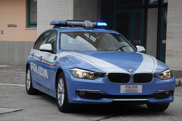 Rapinarono donna in centro Cosenza, arrestati presunti autori 