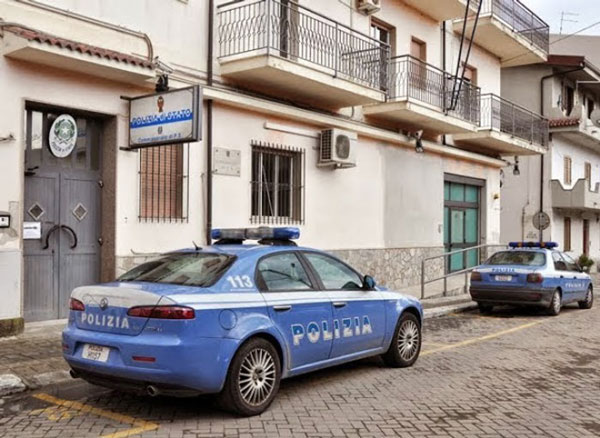 Minaccia fratelli e tenta di estorcere denaro, arrestato a Rosarno