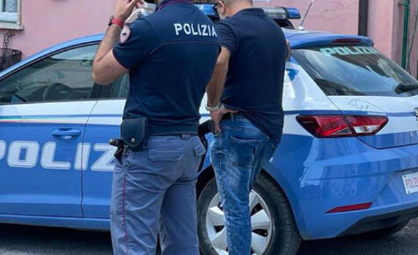 Giovane scomparsa a Corigliano Rossano, trovata legata a una recinzione: indagini