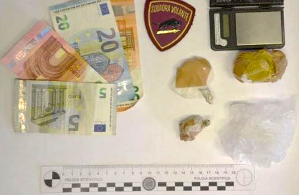 In giro per Catanzaro con eroina e cocaina: arrestato da Polizia per detenzione di droga ai fini di spaccio