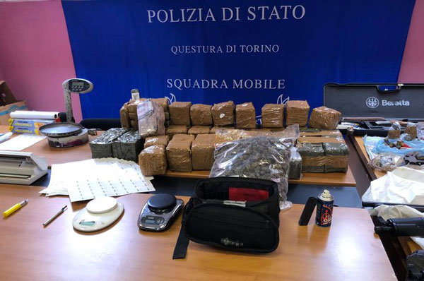 Droga e armi nel garage di un incensurato a Torino, Polizia arresta 31enne calabrese