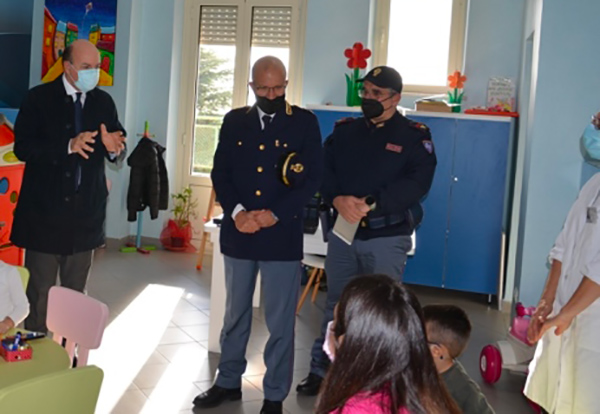 Polizia di Stato vicina ai bambini del Reparto Ematologia e Oncologia Pediatrica dell’Ospedale Pugliese-Ciaccio