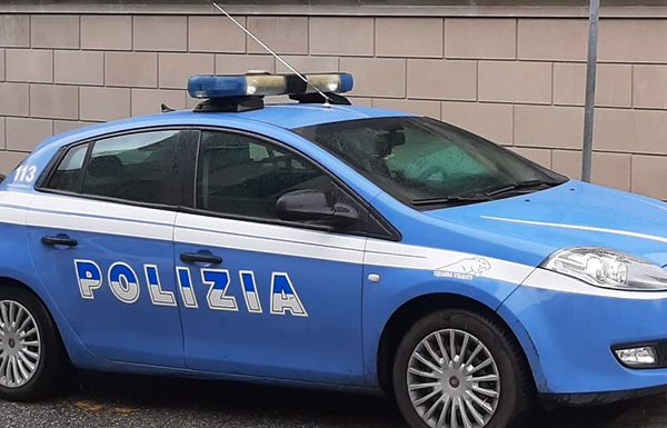 Sferra una testata alla moglie e le rompe il setto nasale, arrestato 40enne a Reggio