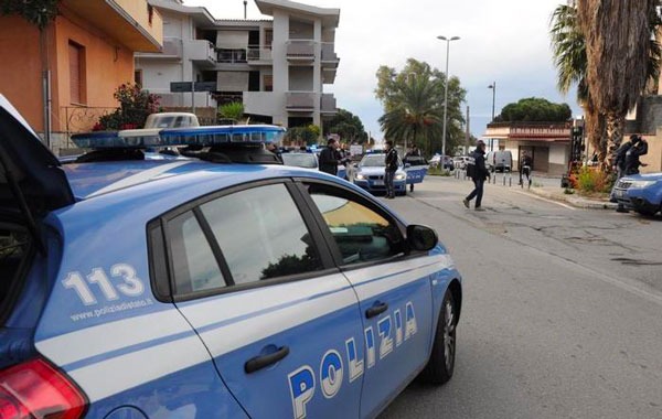 Trovato in possesso di cocaina aggredisce polizia e urla a moglie di buttare tutto nel gabinetto, arrestato a Corigliano Rossano