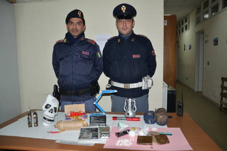Calabria: Droga e petardi sequestrati in garage vicino scuola a Crotone
