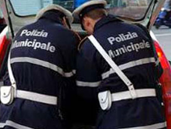 Controlli polizia locale Catanzaro contro parcheggiatori abusivi 