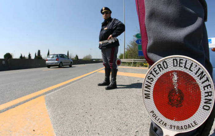 Era alla guida senza patente, polizia arresta sorvegliato speciale a Vibo