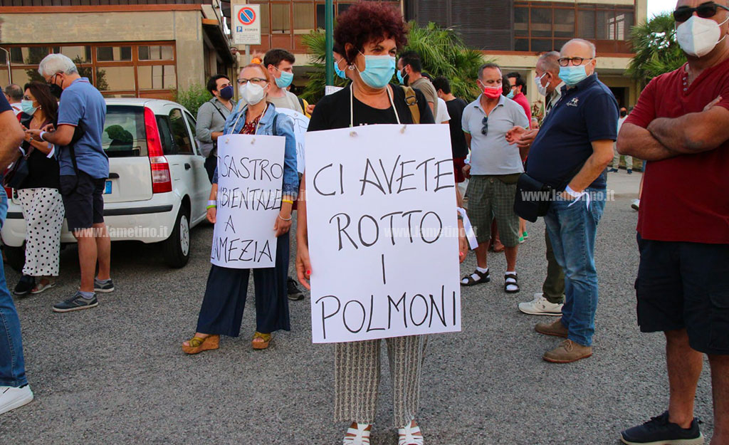 Lamezia, sit-in di protesta dei cittadini contro i fumi tossici a Scordovillo