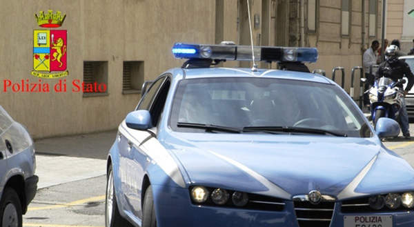 Semina panico a bordo di un'auto nell'isola pedonale di Cosenza, arrestato 18enne