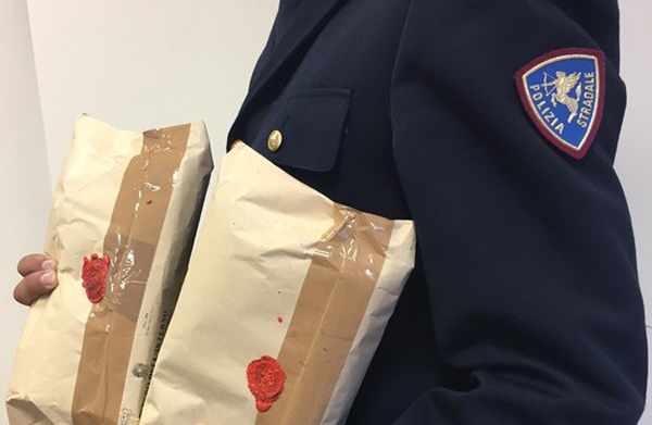 Polizia stradale Catanzaro sequestra oltre 2 kg di cocaina pura 
