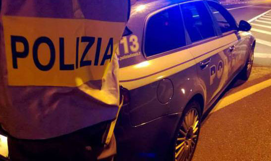 Panico su A2 per auto contromano nella notte, fermata allo svincolo di Lamezia da polizia