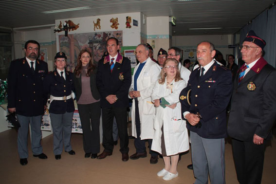 Lamezia, Polizia di Stato distribuisce uova ai piccoli pazienti di pediatria
