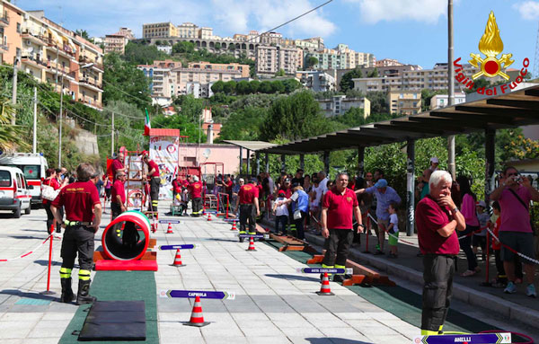 Vigili fuoco presentano “Seconda Pompieropoli 2015” a Catanzaro