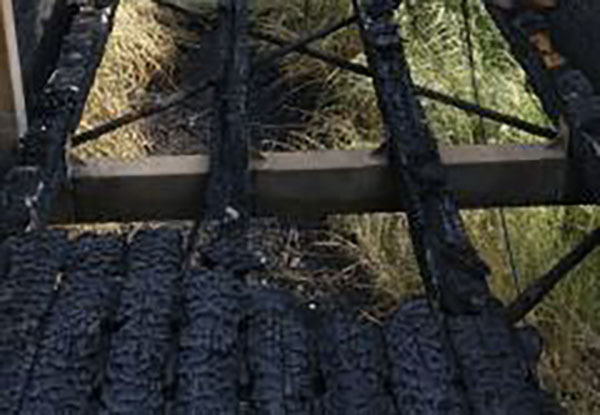 In fiamme il ponte sul Busento a Cosenza, sindaco Occhiuto: "Non è stata autocombustione"