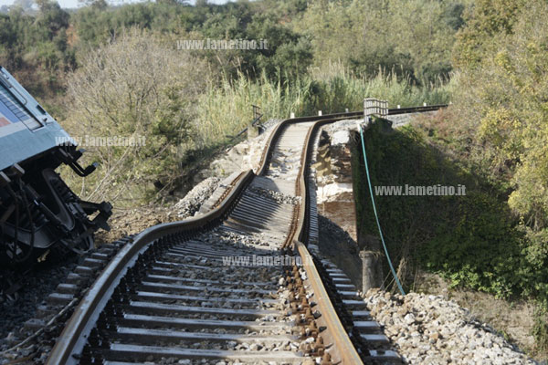 ponte-crollato-ferrovia-ok